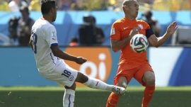 Holande se impone ante Chile y queda en primer lugar del grupo B