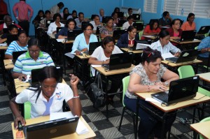 MAESTROS TOMANDO EL EXAMEN