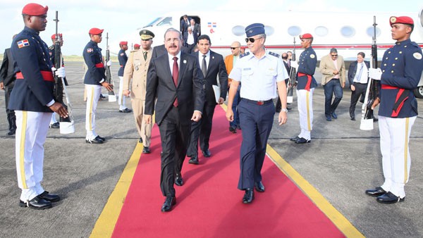 Danilo regresa al país tras asistir a la toma de posesión de Salvador Sánchez Cerén