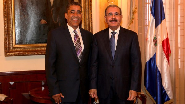 Senador Adriano Espaillat felicita al presidente Medina por Ley 169-14