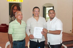 Tony Guevara entrega propuesta de Politicas de Juventud a Jonny Jones-1