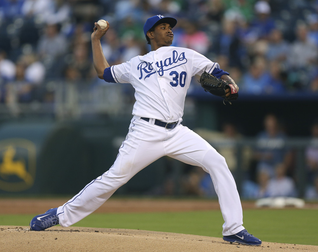 Yordano Ventura tira bien; consigue cuarta victoria