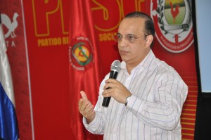 (foto #1) Quique Antún habla en el seminario