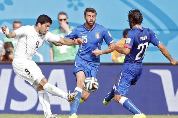 Uruguay pasa a octavos y elimina a Italia del Mundial