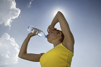 Recomiendan consumir abundante líquidos y usar ropas ligeras para enfrentar calor