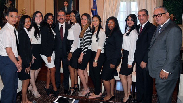 Estudiantes meritorios de Nueva York, de origen dominicano, visitan presidente Medina
