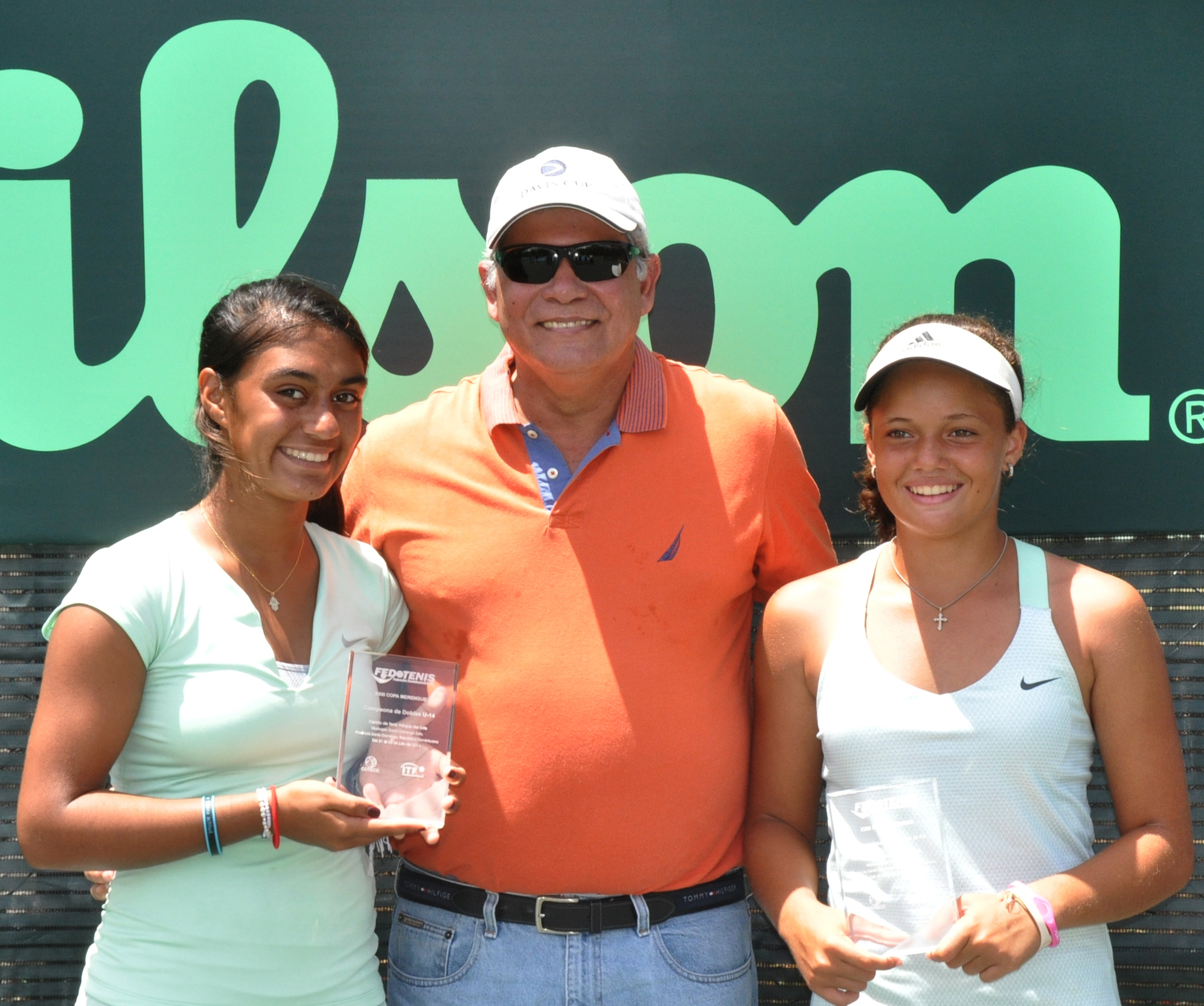 Julieanne Bou, campeona sencillos 14 años; Yeudy Villar jugará la final en masculino La puertorriqueña Julieanne Bou se convirtió en la primera campeona de la XXIII Copa Internacional Merengue 2014, tras imponerse en un disputado partido 6-2, 6-7(3) 6-2 a la dominicana Laura Quezada en la categoría de 14 años. En la final de dobles de esa misma categoría, Bou y la dominicana Quezada se coronaron campeonas, tras vencer a las arubeñas, Eveyanne Kelly y Kirah Regales. En tanto que Yeudy Villar siguió imparable y derrotó a Christopher Herrera, de Guatemala con parciales de 6-1, 6-2 y hoy jugará la final a partir de las 8:30 AM con el guatemalteco Andrew Mueller, quien venció en semifinales a Ikolo Ukpioronfo 6-4, 6-2. La final de dobles masculino está prevista para las 8:30 AM y se medirán Javier Flores, de El Salvador y Andrew Mueller, de Guatemala al binomio Christopher Herrera, de Guatemala e Ikolo Ukpioronfo, de Granada. De su lado, los dominicanos José Olivares y Manuel Castellanos continuaron avanzando en los 18 años. Olivares le ganó al tercer sembrado Jourdan Kast, de Estados Unidos, con sets de 6-2, 6-3 y Castellanos al también norteamericano Daniel Maese, cuarto sembrado, 4-6, 6-1, 6-3. Karla Portalatín cayó ante la norteamericana Hurticane Tyra Black 6-2, 6-1, pero ganó en dobles haciendo parejas con la colombiana Juliana Valero, que vencieron a las japonesas Rika Tanaka y Seira Shimizu 6-3, 4-6, 10-3. William Kirkman, por su parte, perdió en sencillos de 18 años del español Nicolás Moreno.