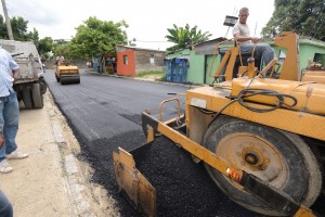 EQUIPOS TRABAJANDO EN EL ASFALTADO LA GUAYIGA