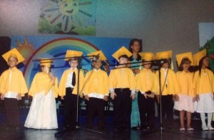 Estudiantes de Pre-Primario en su acto de graduación de ´´Ya sé leer´´