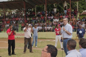 Foto de Luis cuando se dirigía a los presentes en Maimón, Puerto Plata