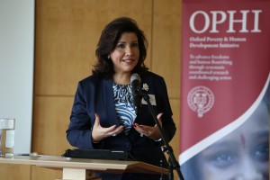 La vicepresidenta Margarita Cedeño de Fernández habla en el foro.