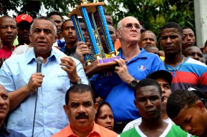 Luisis Mejía anuncia los ganadores, frente a Sanchez Roa y Antonio Acosta-1