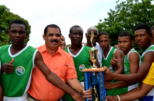 Sánchez Roa y los boxeadores ganadores reciben el trofe