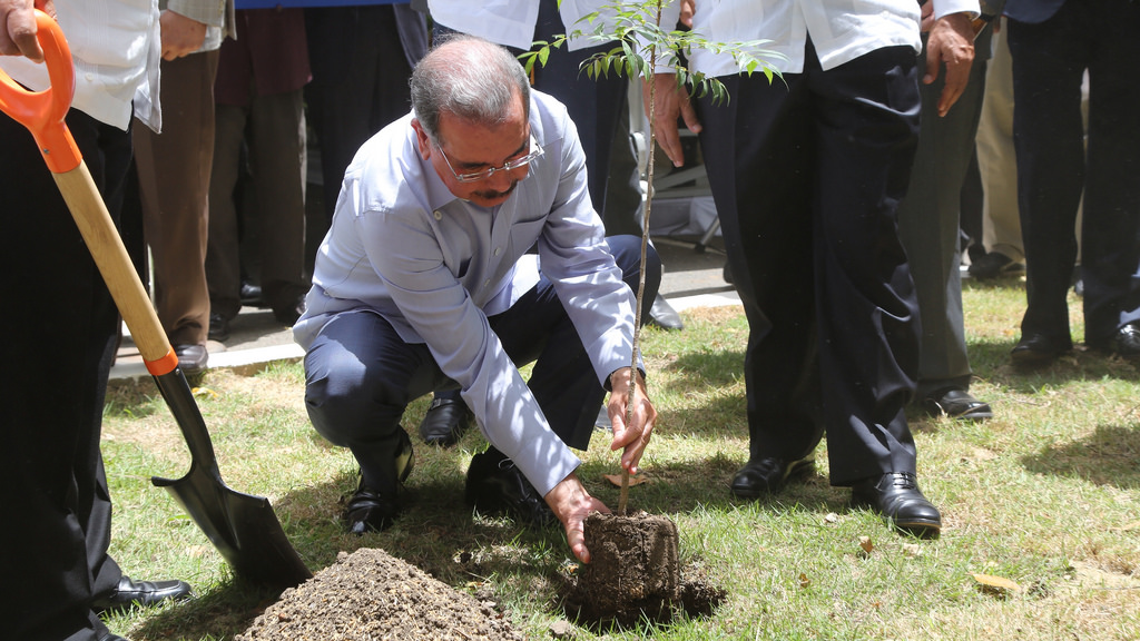 Presidente Medina Medina siembra árbol de caoba en homenaje a Juan Bosch