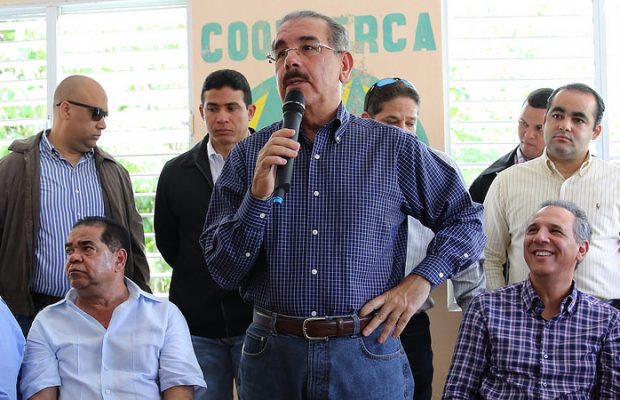 Presidente Medina dona semillas de café resistentes a la roya a productores de Villa Altagracia