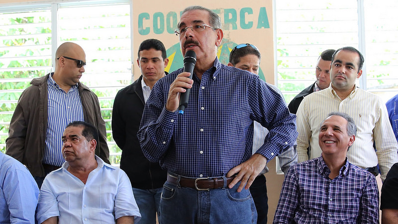 Presidente Medina dona semillas de café resistentes a la roya a productores de Villa Altagracia