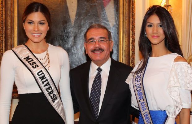 Presidente Medina recibe a Miss Universo y a Miss República Dominicana
