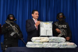 DNCD incauta 36 paquetes de drogas dentro de la cabina de un camión