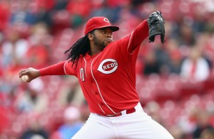 Cueto lanza sólido, poncha a nueve y gana; Bautista fleta jonrón 21