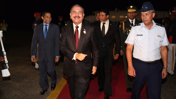 Presidente Medina regresa tras participar en toma de posesión de Juan Manuel Santos