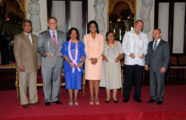 Primera Dama entrega Premio Nacional de Pediatría; Luis Alam Lora recibe gran galardón