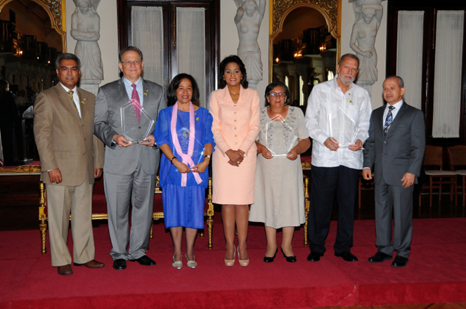 Primera Dama entrega Premio Nacional de Pediatría; Luis Alam Lora recibe gran galardón