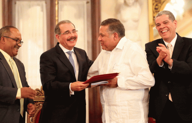 Danilo entrega Premio Nacional de Periodismo a Juan Bolívar Díaz