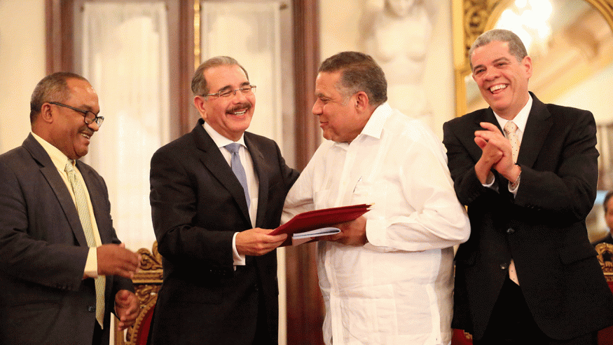Danilo entrega Premio Nacional de Periodismo a Juan Bolívar Díaz