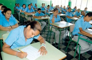 Educación dice pruebas extraordinarias de octavo grado se desarrollan con masiva asistencia y en orden