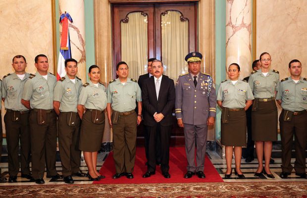 Oficiales policiales de Colombia son recibidos por el presidente Danilo Medina