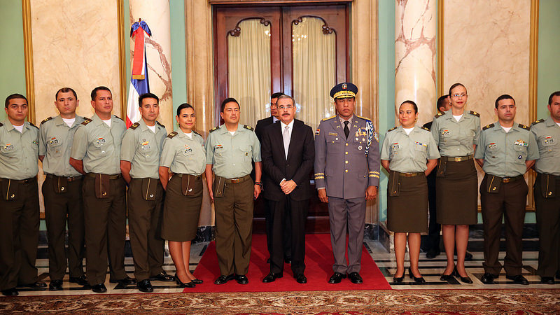 Oficiales policiales de Colombia son recibidos por el presidente Danilo Medina