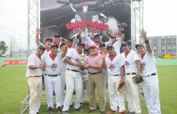 Equipo Felipe Alou gana 1er campeonato "Fanáticos de los Leones"