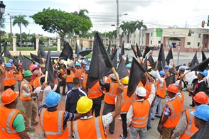 Cientos de trabajadores de Falcondo piden a Danilo frente al Palacio no promulgar ley Loma Miranda
