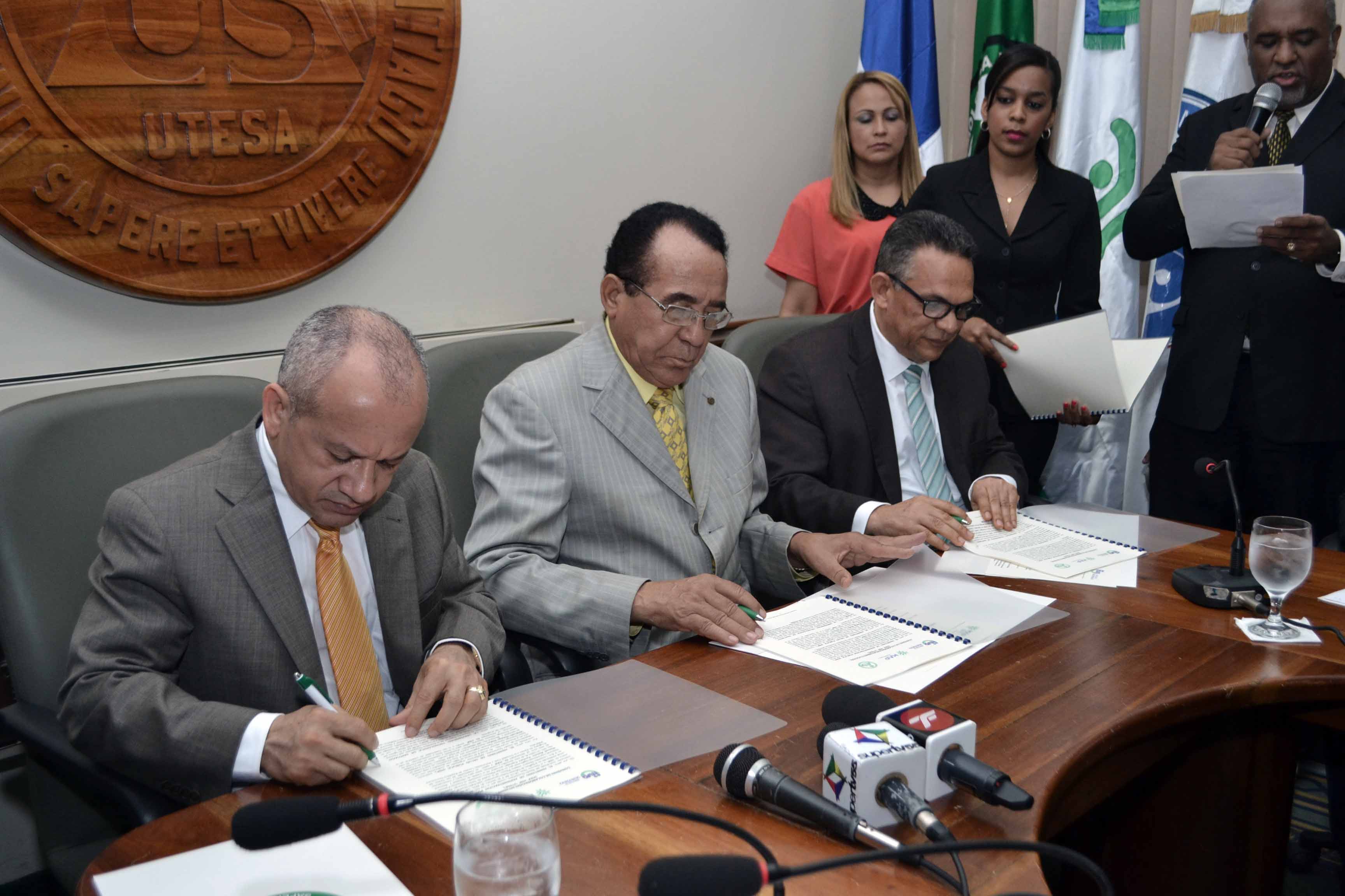 Entidades firman convenio para capacitar a promotores de salud