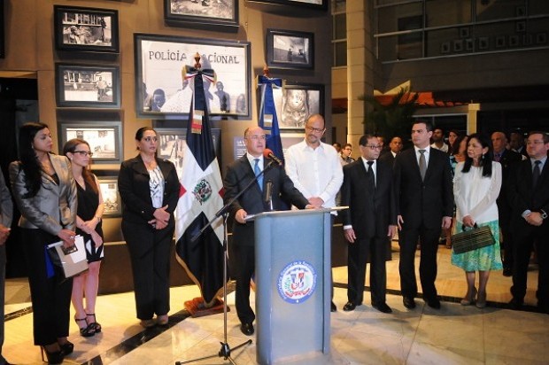 Inauguran exposición fotográfica “La Victoria: casa de Dios, donde predica el Diablo”