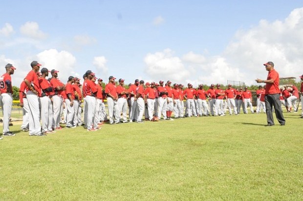 Luis Rojas toma las riendas en entrenamientos de los Leones