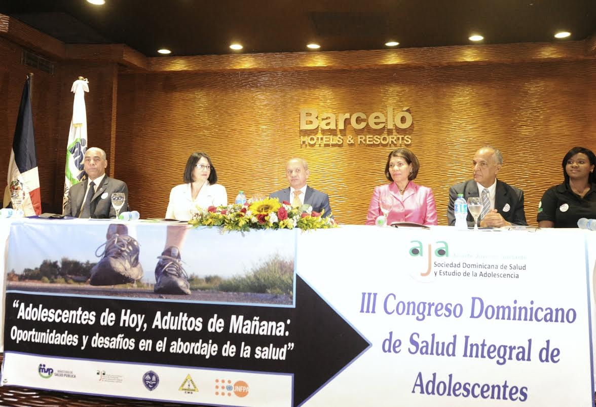 Ministro de Salud destaca reducción en muertes maternas de adolescentes en un 14%
