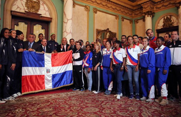 Medina entrega Bandera Nacional a atletas irán a Juegos de Veracruz