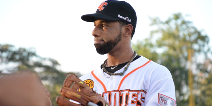 Alexi Casilla debuta esta noche con los Gigantes del Cibao
