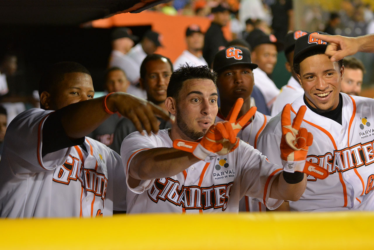 Scruggs da HR y remolca cuatro en victoria de Gigantes que se quedan solos en primera posición