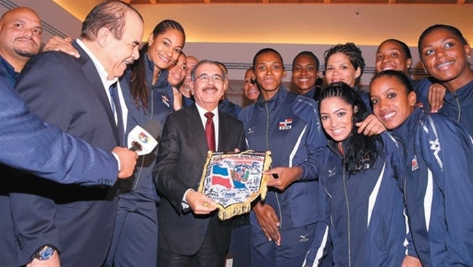 Medina saluda y agradece a selección de Voleibol por posición lograda
