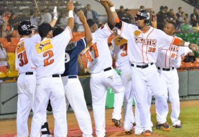 Gigantes blanquean a los Tigres en su primer partido de la temporada
