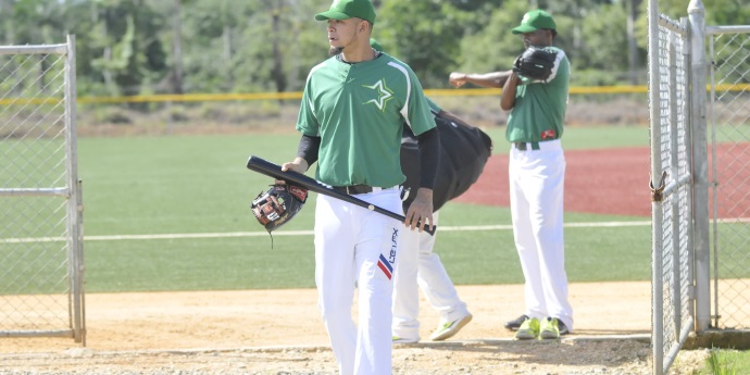 Torpedero Juan Díaz solo bateará a la zurda
