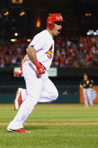 Wong decide con jonrón victoria de Cardenales; empatan la Serie de Campeonato 1-1