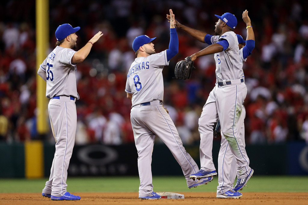 Jonrones de Gordon y Moustakas dan triunfo a Kansas en extra inning; pican delante en Serie de Campeonato
