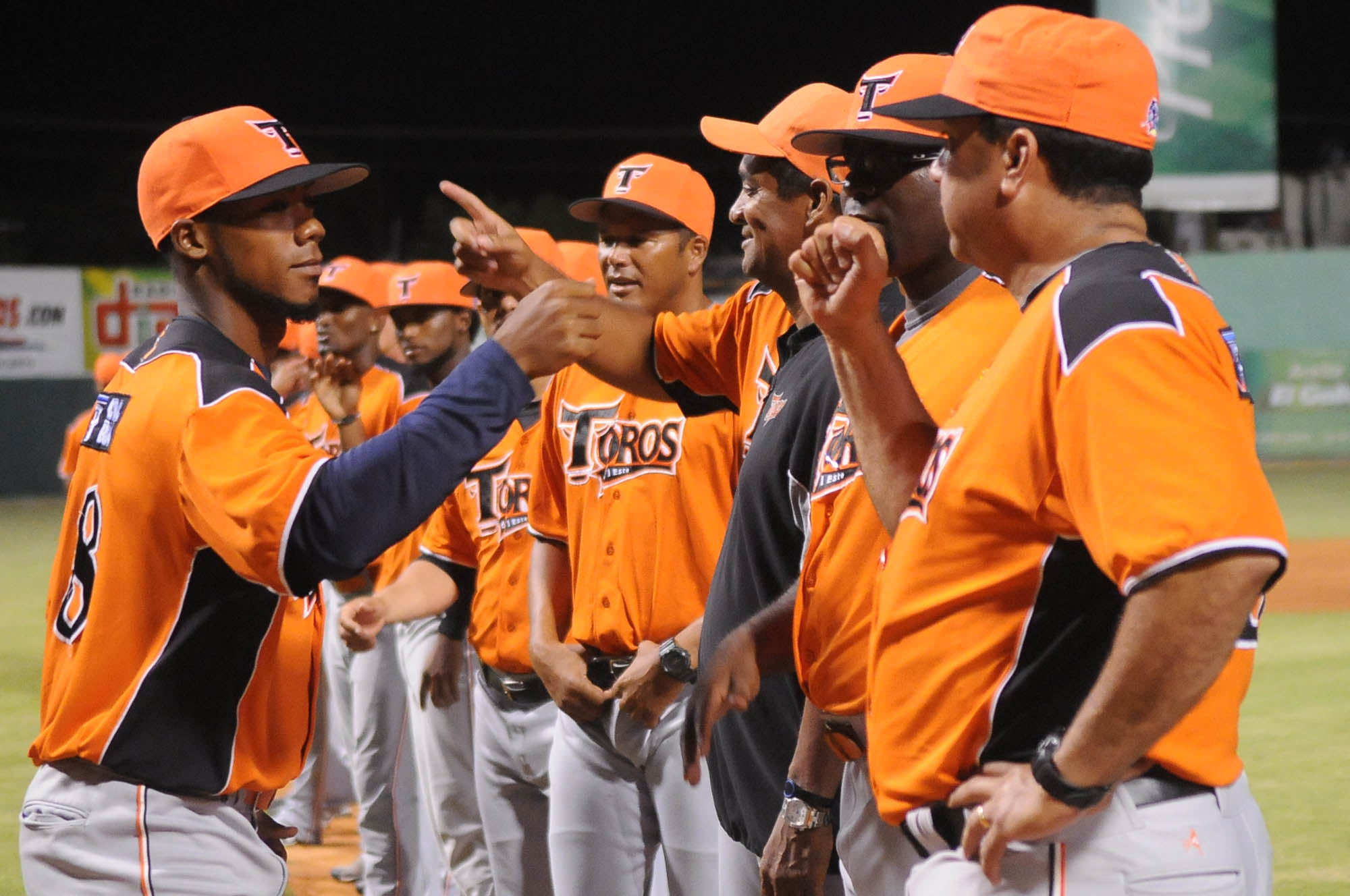 Los Toros vence a las Estrellas con rally de cinco vueltas en el noveno epidosio