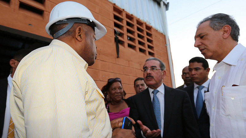 Danilo se “quilla” con ingeniero que construye mercado en Azua “Esto está lento, lo quiero para febrero”
