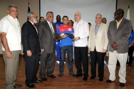 COD presenta ropa identificará delegación RD en Veracruz; le dan bandera a Estrella