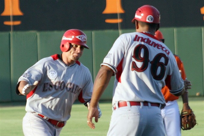 Leones vienen de atrás y vencen a los Toros; Britton remolcó cinco