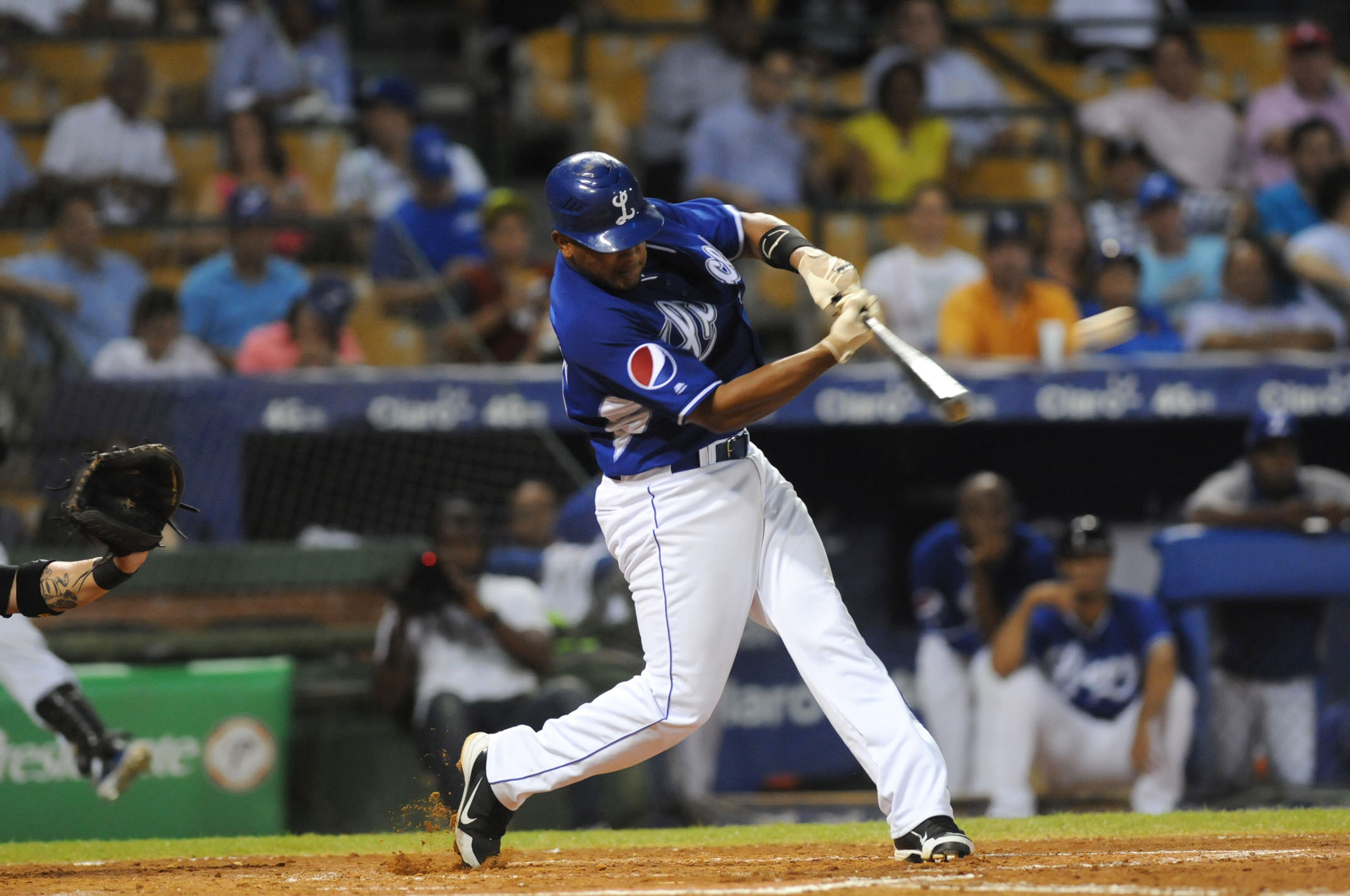 Hit de Diory Hernández deja en el terreno a los Leones